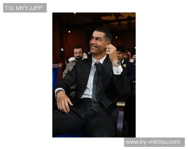 C罗荣获环足奖颁奖典礼上佩戴70万美元限量百达翡丽手表引发热议