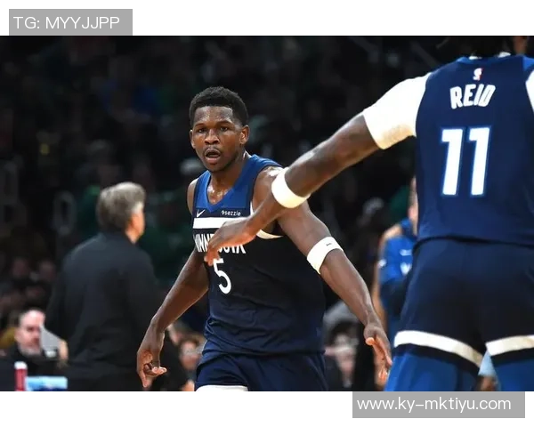 爱德华兹称赞克拉克表现出色称其提升球队整体防守能力